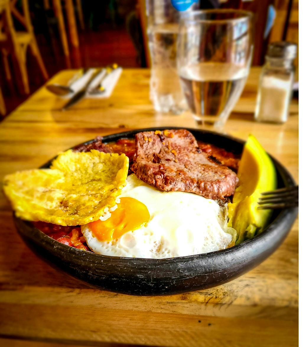 Bandeja paisa servida en un restaurante tradicional de Medellín
