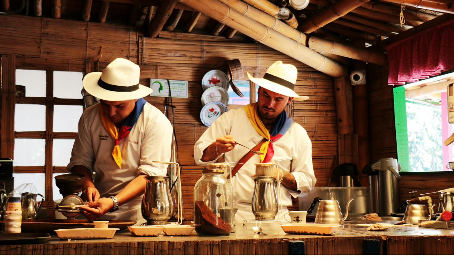 Cocineros preparando comida tradicional colombiana