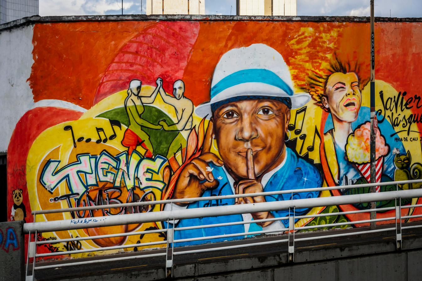 Grafiti de colores en las calles de la Comuna 13 de Medellín