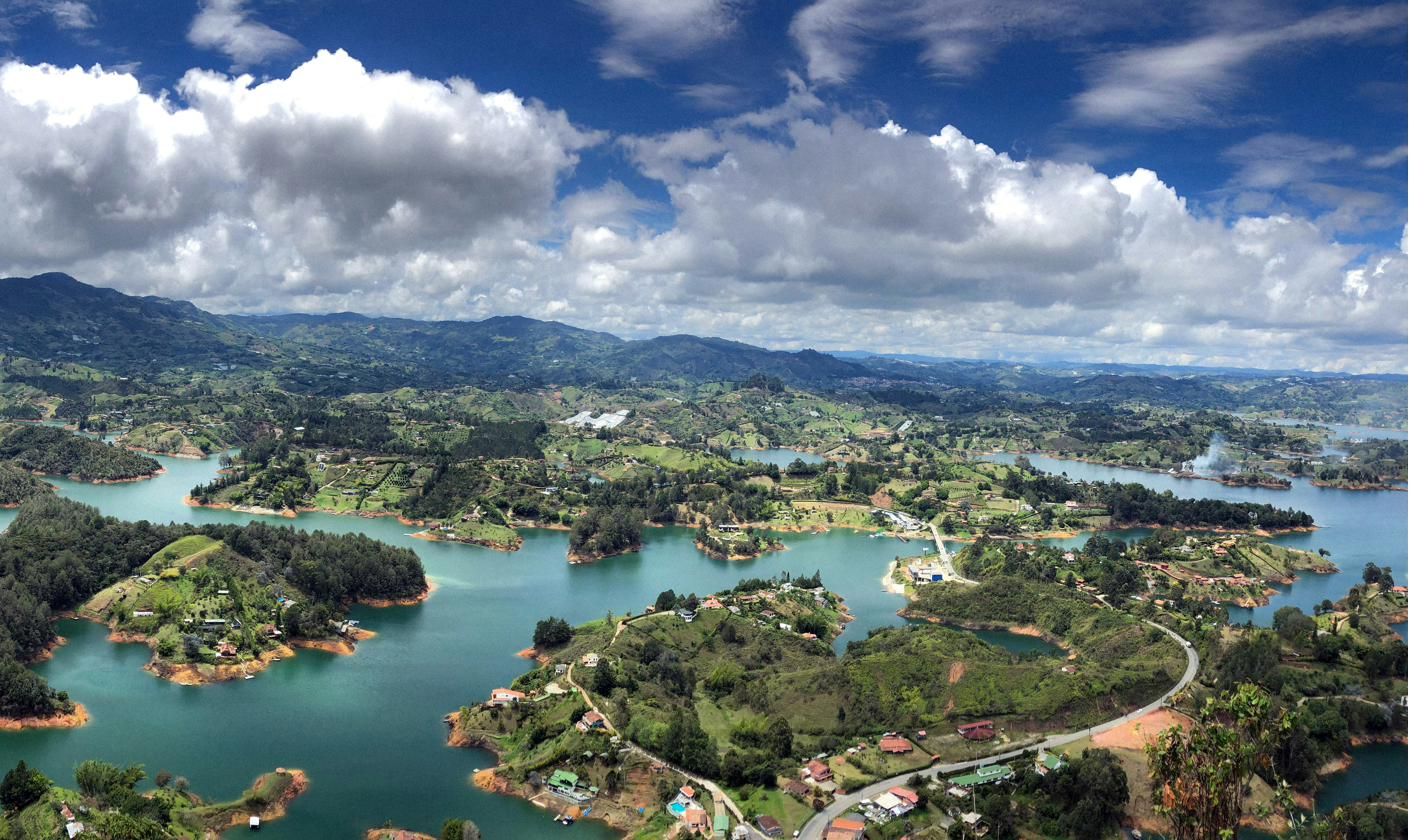 Embalse de Guatapé con sus islas vistas desde la Piedra del Peñol