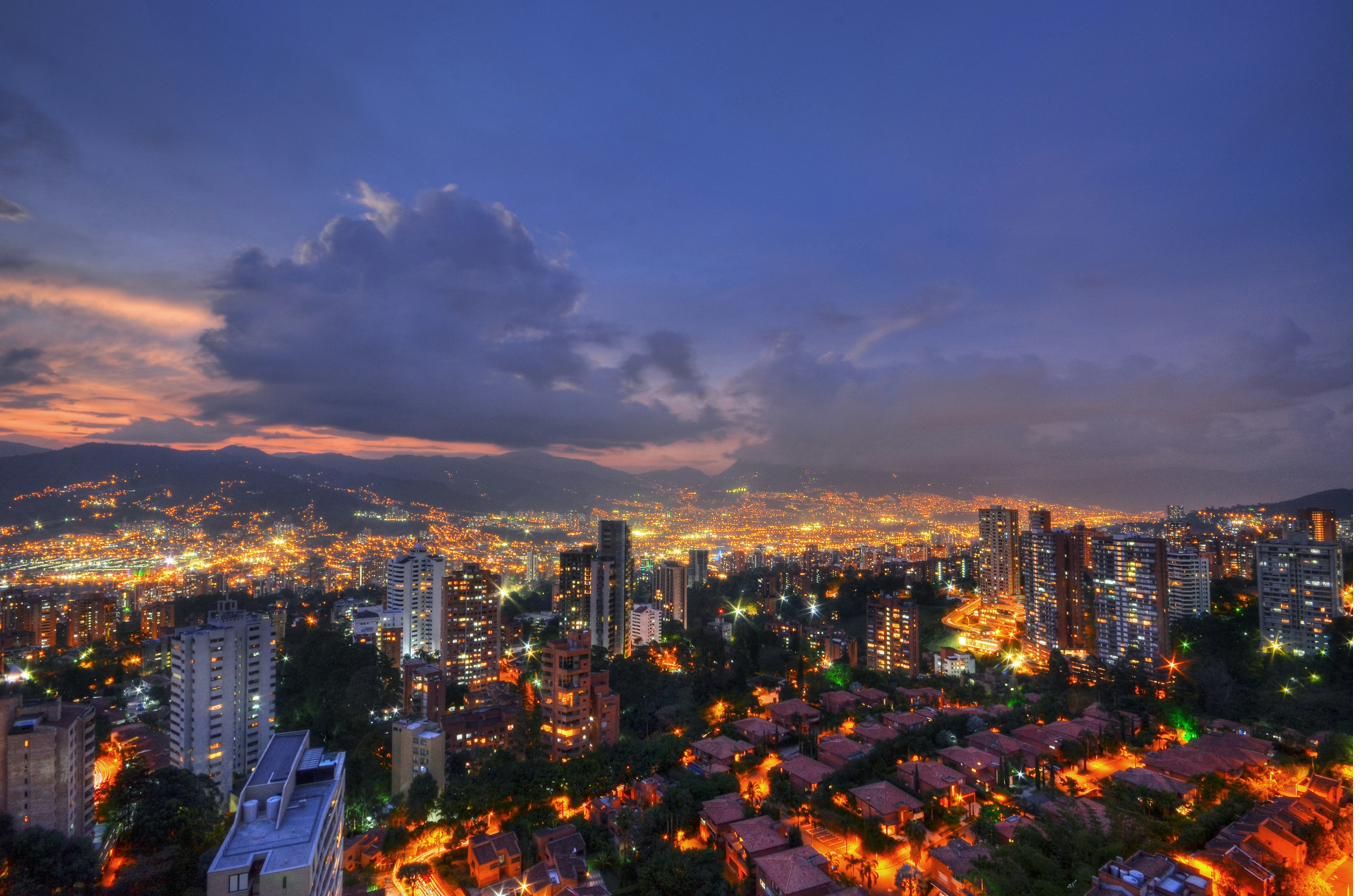 Medellín iluminada de noche vista desde un mirador