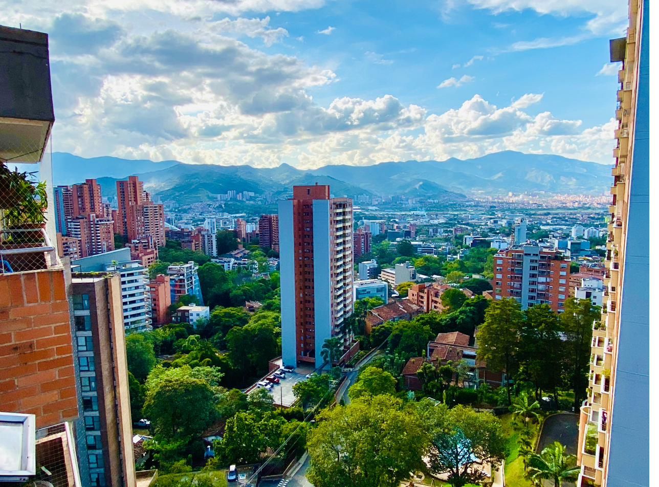Vista panorámica de Medellín con sus edificios y montañas al fondo