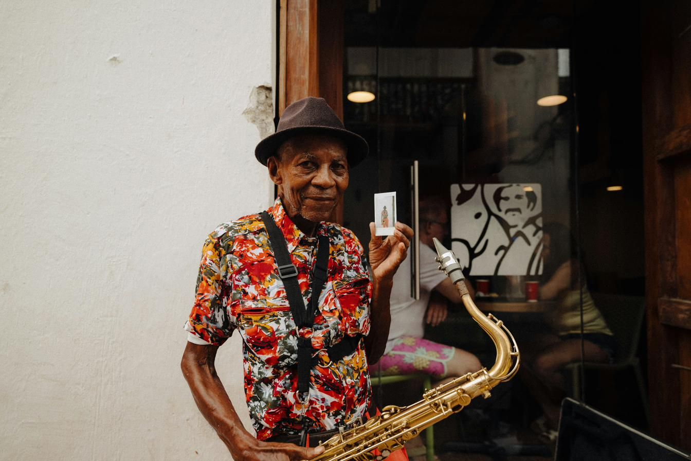 Músico tocando el saxofón en una calle de Colombia